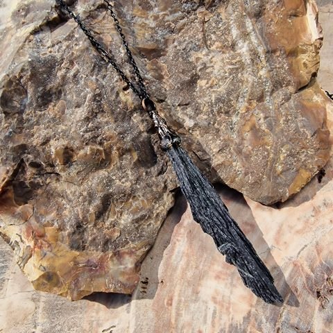 fekete-kianit-nyaklanc