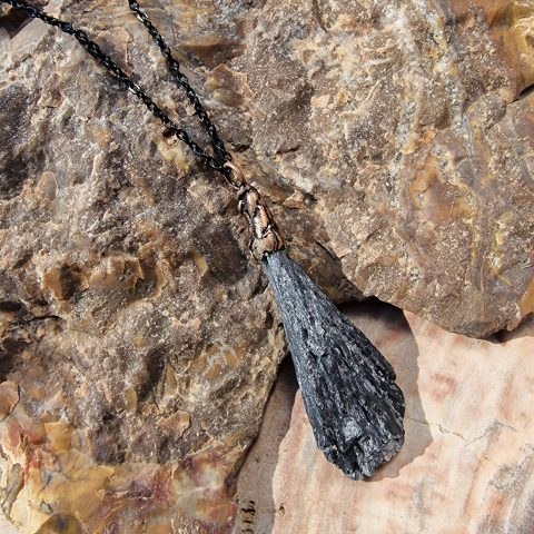 fekete-kianit-nyaklanc