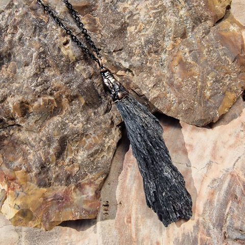 fekete-kianit-nyaklanc