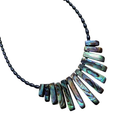 Abalone kagyló nyaklánc hematittal, nemesacél T kapoccsal, CleoCollection ékszer.