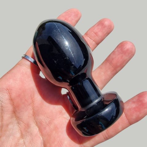 Obszidián masszírozó 8 x 3,5 cm-es méretben, fényes fekete ásványból, CleoCollection szépségápolási kiegészítő.