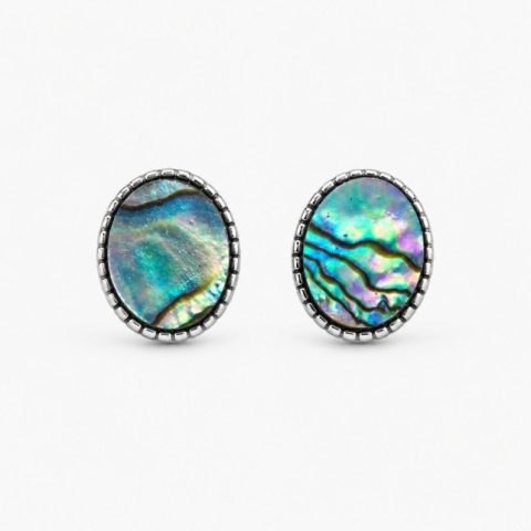 Abalone kagyló fülbevaló ovális formában, 12 mm-es méretben, ezüst bedugóval és irizáló kékes-zöldes kagyló mintázattal.