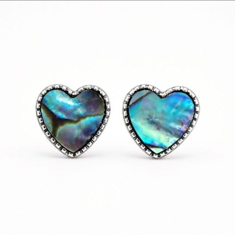 Abalone kagyló fülbevaló szív formában, 1 cm-es méretben, ezüst bedugóval és irizáló kékes-zöldes kagyló mintázattal.