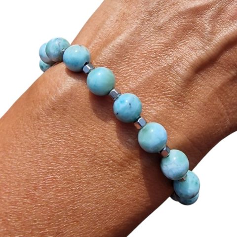 Larimar karkötő hematit kocka köztesekkel csuklón