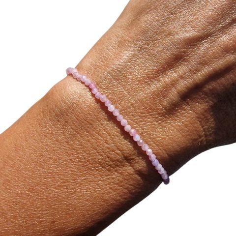 Vékony pink turmalin karkötő 2 mm-es, fazettált, halvány rózsaszín ásványszemekkel, csuklón viselve